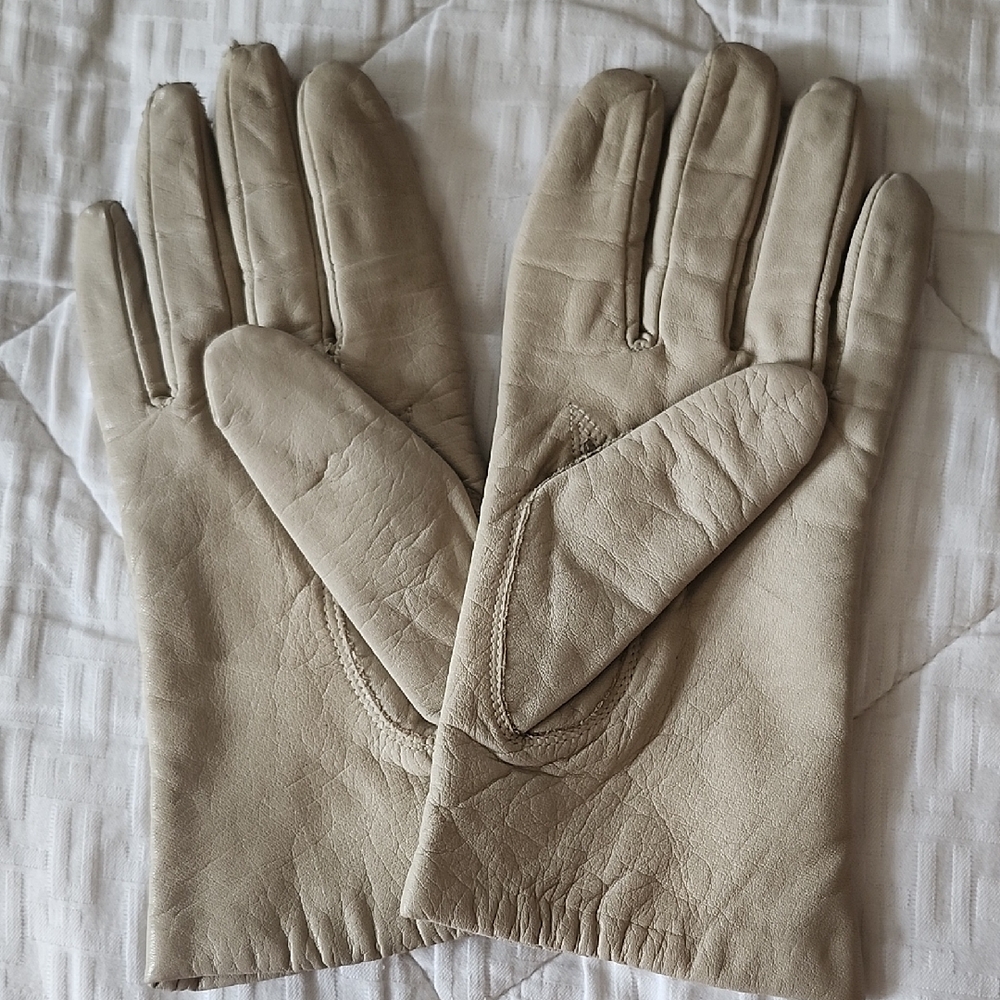 Women's Leather Gloves in Beige - Classic Style